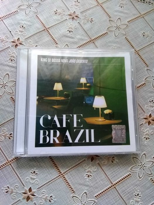 De vânzare CD -uri originale cu muzică.