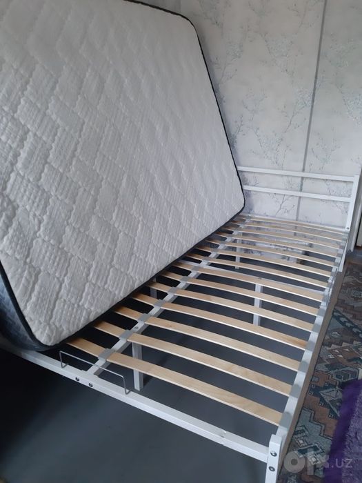 Продается кровать с матрасом ортопедическим.
