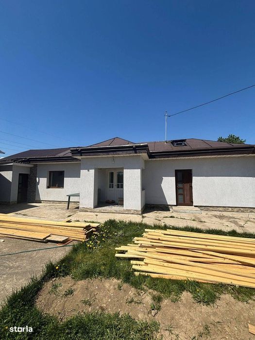 De vanzare casa situata la 5 minute de Roman, teren de 1.070mp 82.000e
