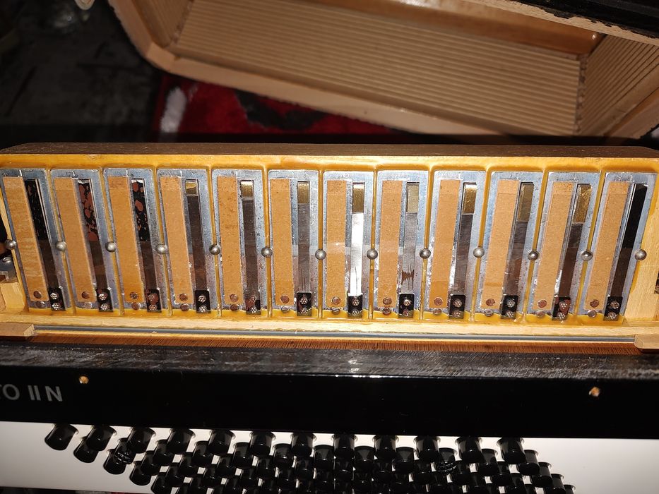 Vând acordeon hohner concerto II N 72 bași