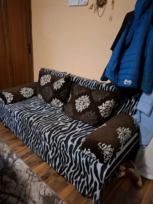 Малък разтегателен диван