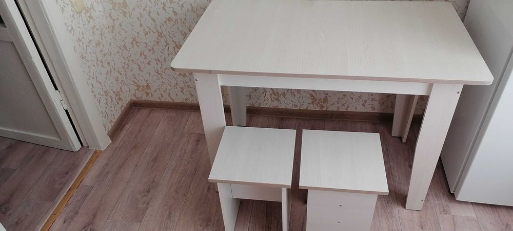 Кухонная зона, стол и табуретки