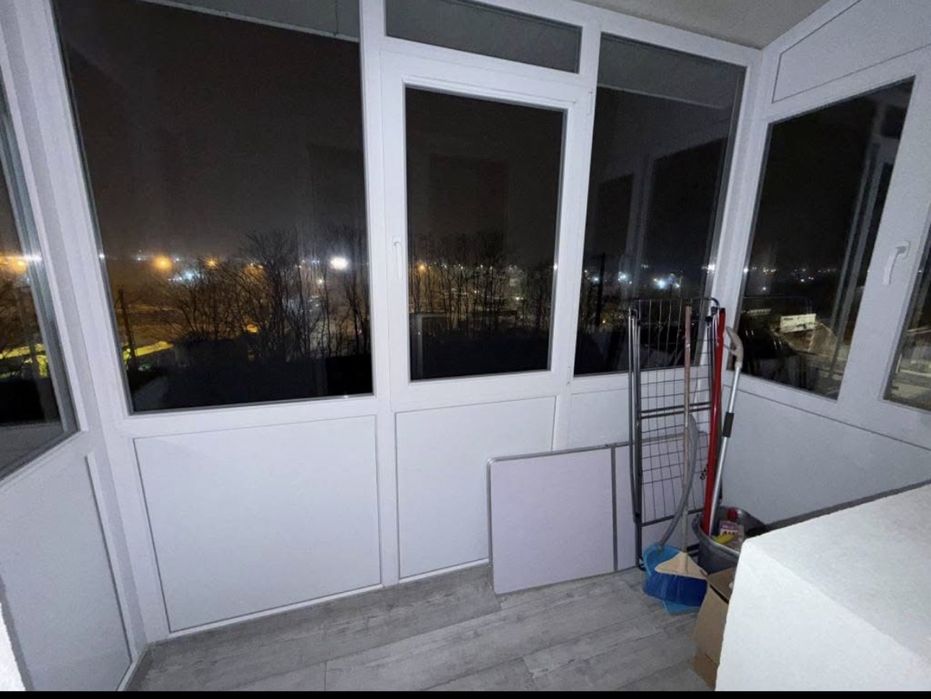 Închiriez apartament 2 camere baie bucătărie balcon et. 4
