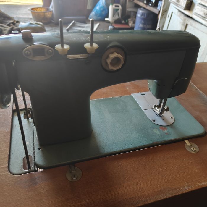 Продам швейную машинку чайка