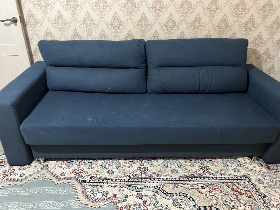 Синий диван в хорошем состоянии