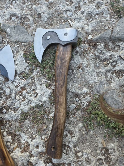 Ръчно изработена брадва – уникален дизайн, здрава стомана, дървена дръжка