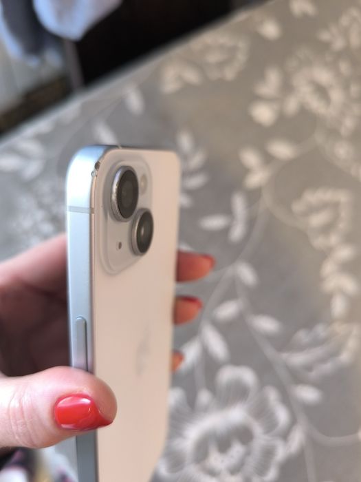 Телефон iPhone 15