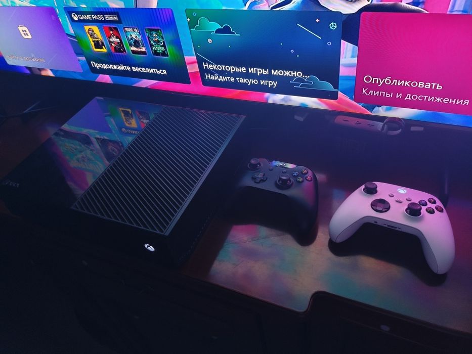 Xbox one S с геймпадами и комплектующими