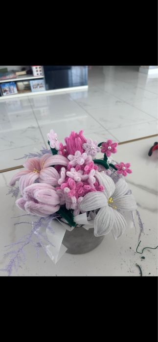 Aranjament flori handmade realizat din sârmă plușată