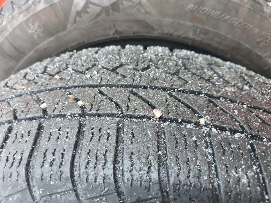 Vând anvelope iarna 205/60/R16