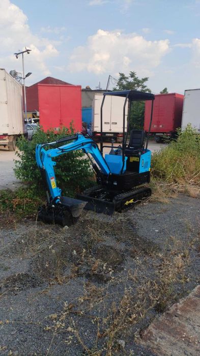 Услуги с багер, тристранен самосвал