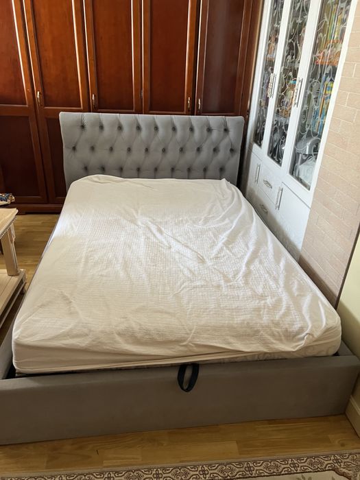 Итальянская кровать дерево мягкое изголовье веллюр 150х200 см