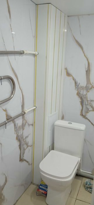 Отделка балконов и санузлов декорпанелями.