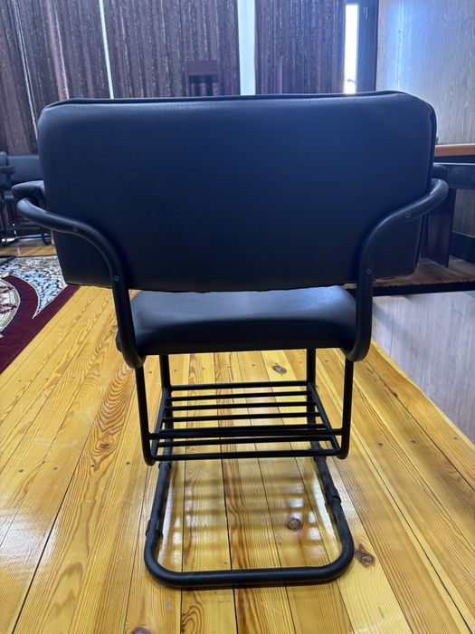 Укув марказлар учун стул пюпитр билан бирга.