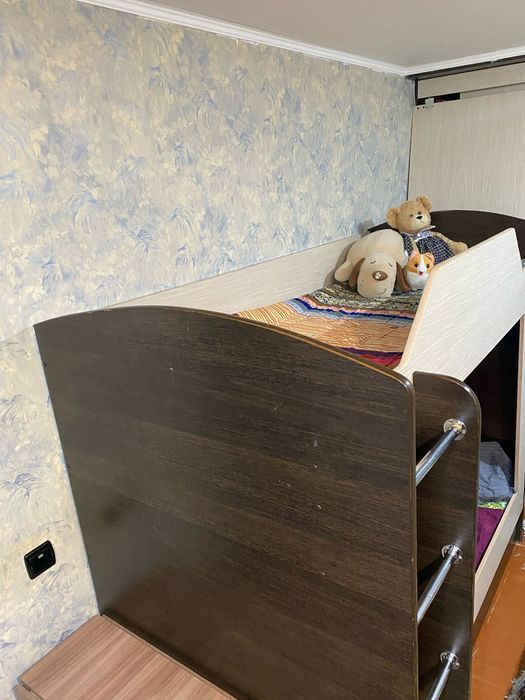 Двухъярусная деревянная кровать