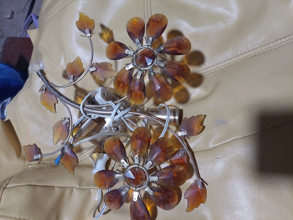 Продам люстру ,красивая ,светлая .
