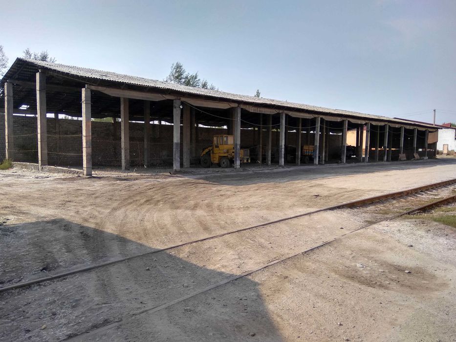 Нотурар бино сотилади! Ёнида темир йўл (ветка) мавжуд.