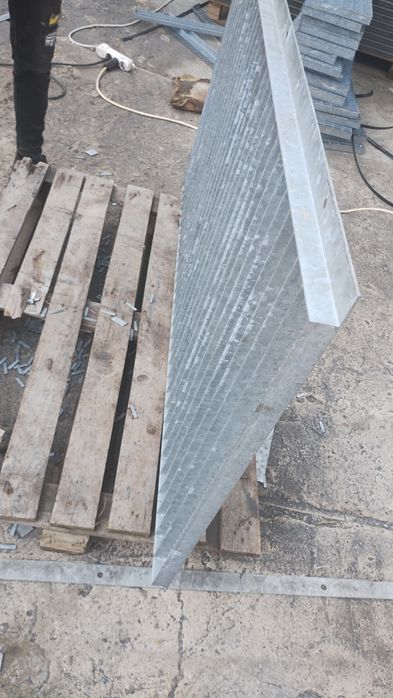 Grătare grilaje și trepte zincate pentru scări și rigol pentru trafic greu