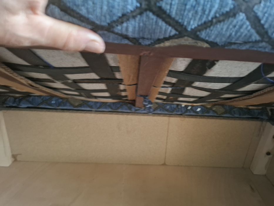 Canapea extensibila. Cu lada, foarte bine intretinuta.  Este curata, fara rupturi sau defecte ascunse.