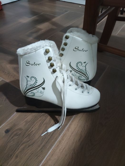 Vând patine de gheață