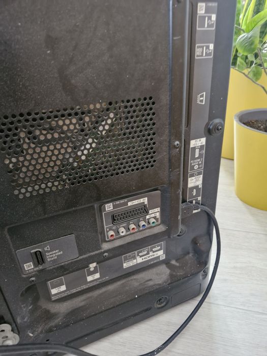 Телевизор Sony с кронштейном