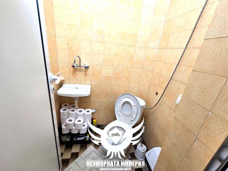 Продавам тристаен/четиристаен 121кв.м. с гараж, изба и таван в гр.Асеновград широк център