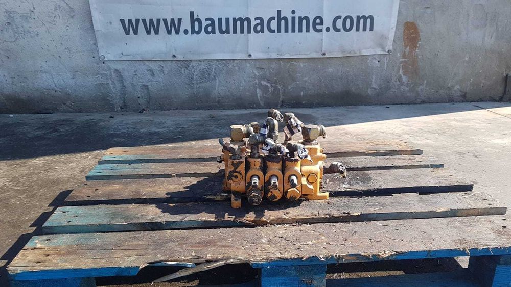 Distribuitor hidraulic fata buldoexcavator Case 580 K