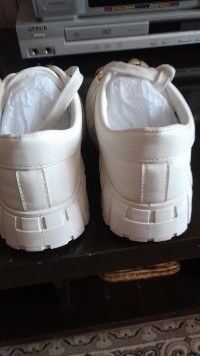 Фирменные кроссовки