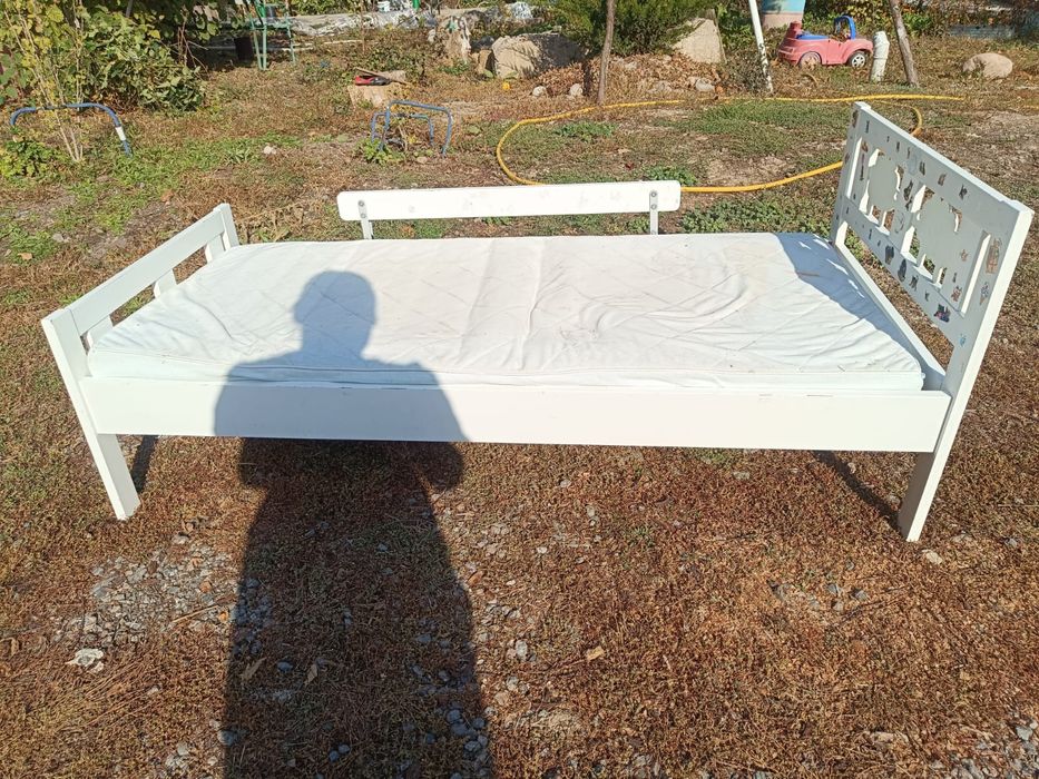 Белая кровать Икея