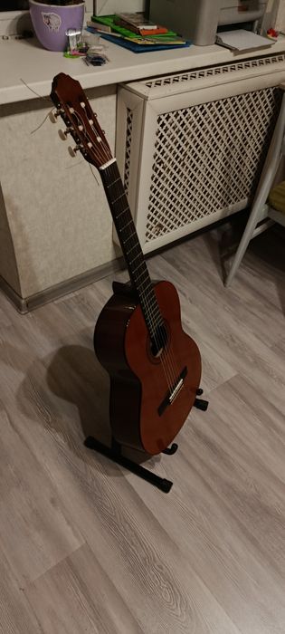 Продам гитару Yamaha c40.