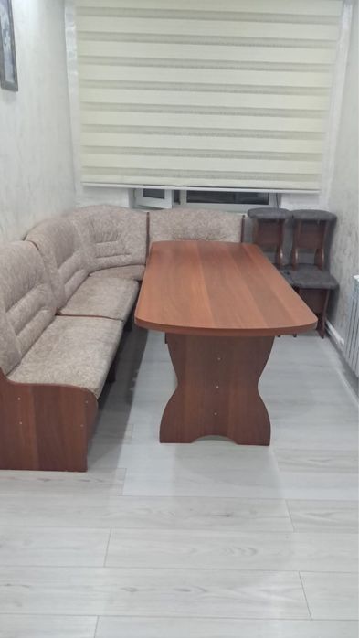 Продает стол стульями