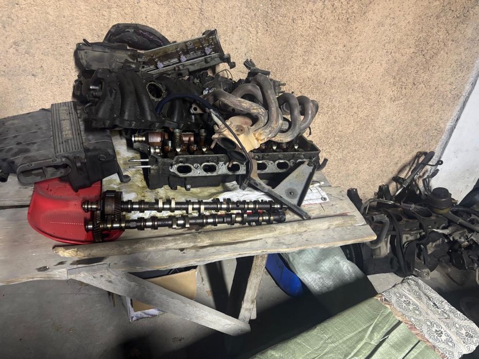 Мотор машины в разобронном виде