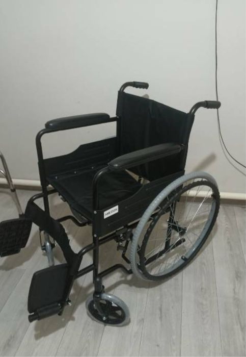 Продам инвалидную коляску новая