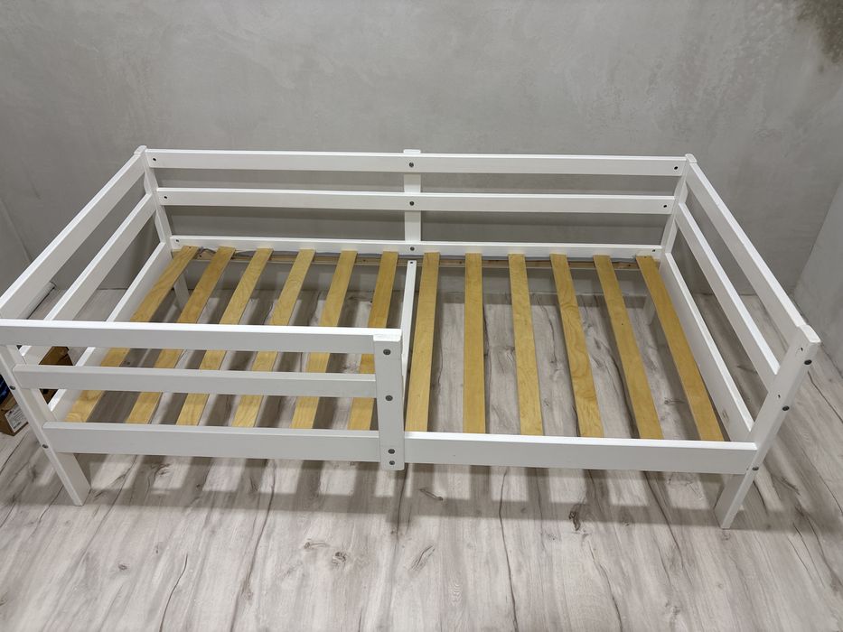 Продам кровать 80*160 из дерева с матрасом