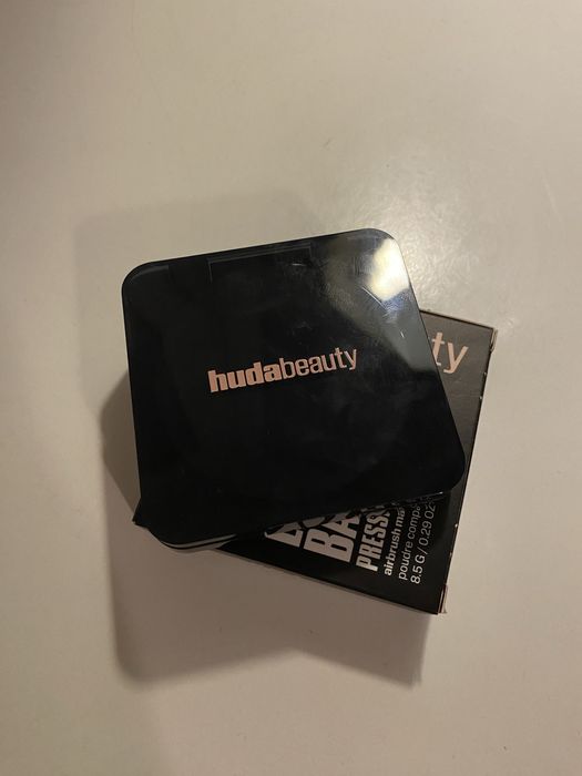 Huda beauty pressed powder