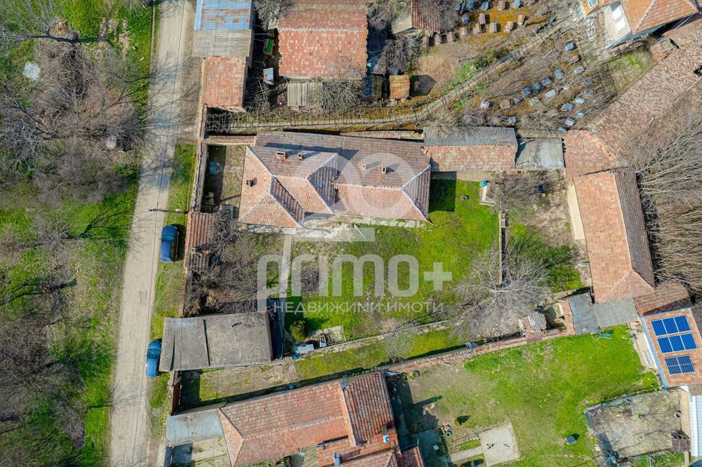 Къща в с. Ресен, с кладенец в близост до р. Негованка