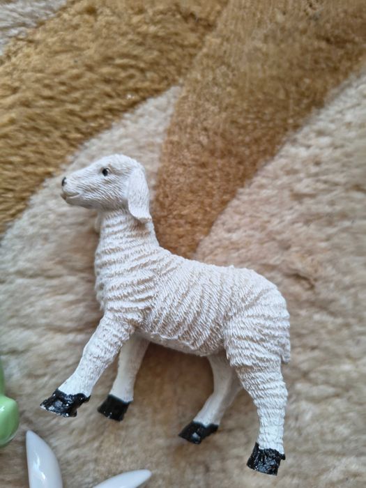 2 iepurași și un mieluț figurine decorative