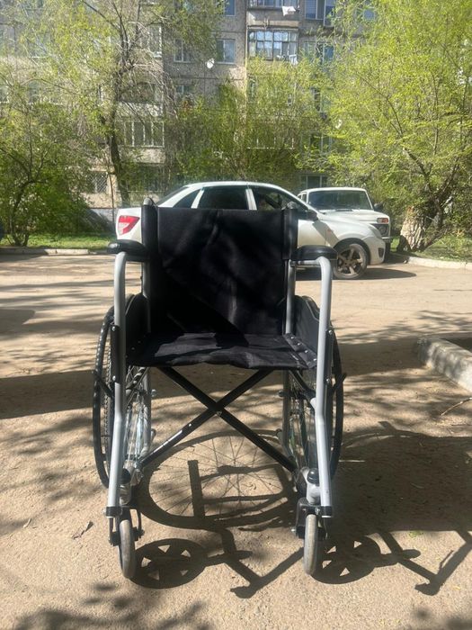 Инвалидная коляска и ходунки