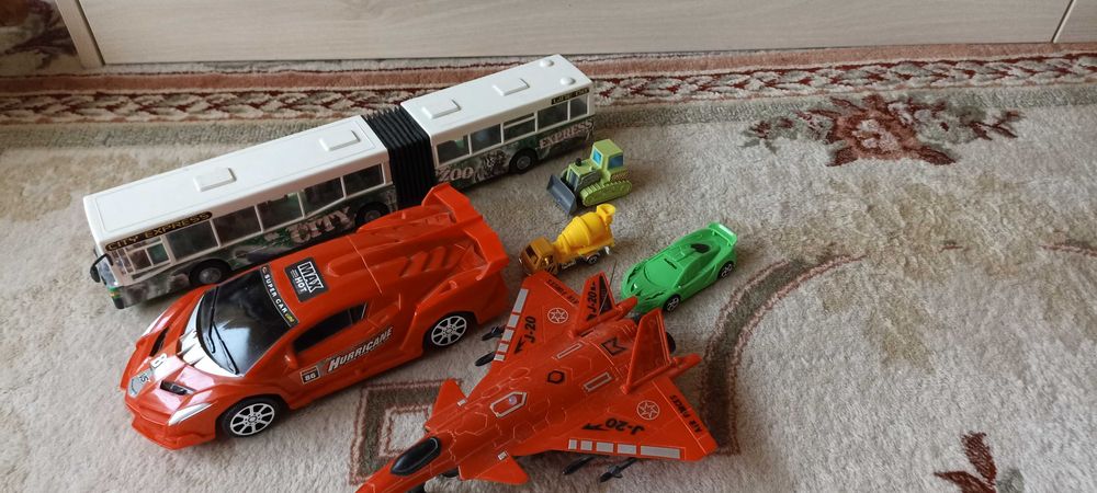 Автобус, кола, самолет