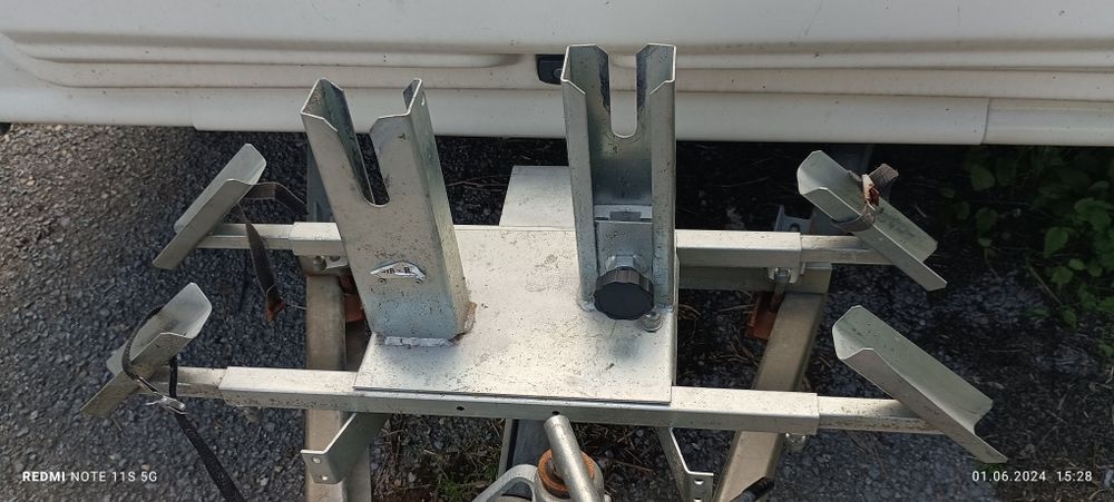 Продавам стойка за два велосипеда за каравана.