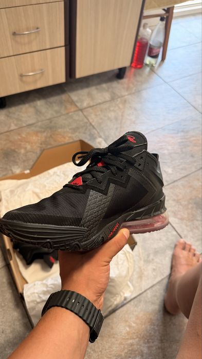 Adidasi lebron purtati foarte putin marimea 45.