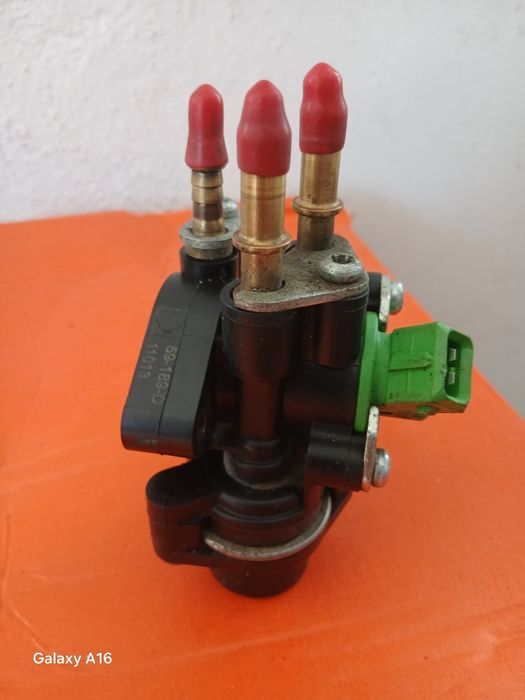 Продавам инжекцйонен колектор,Дюза и Вакум помпа.