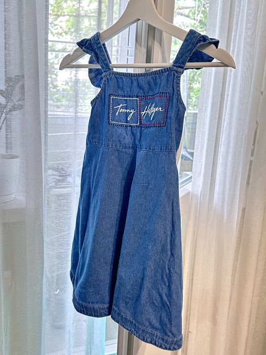 Платье на девочек в отличном состоянии