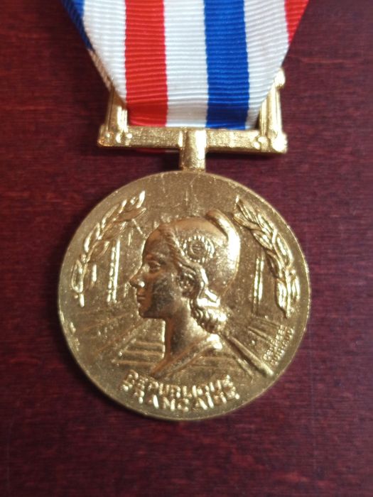 Стар позлатен медал