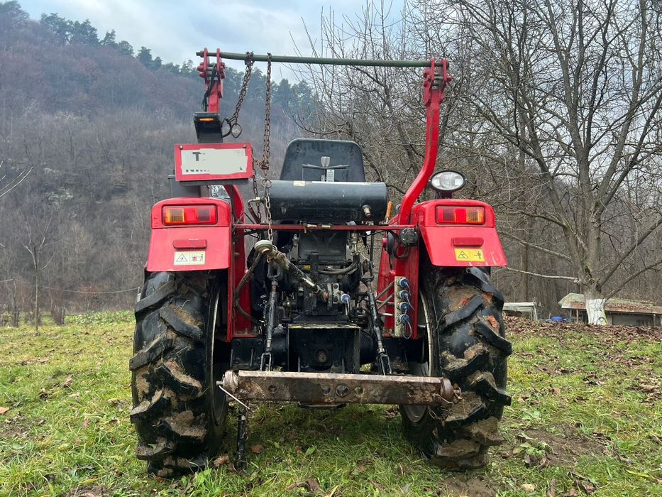 Vând tractor funcționează impecabil