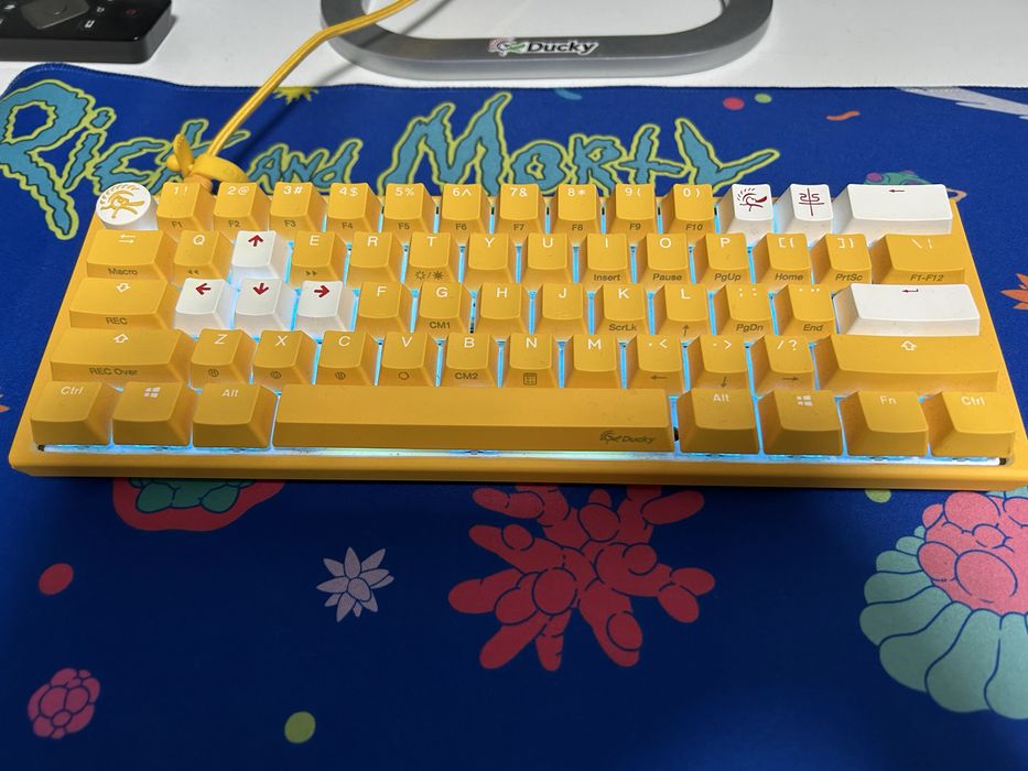 Продавам клавиатура ducky one 3 mini yellow