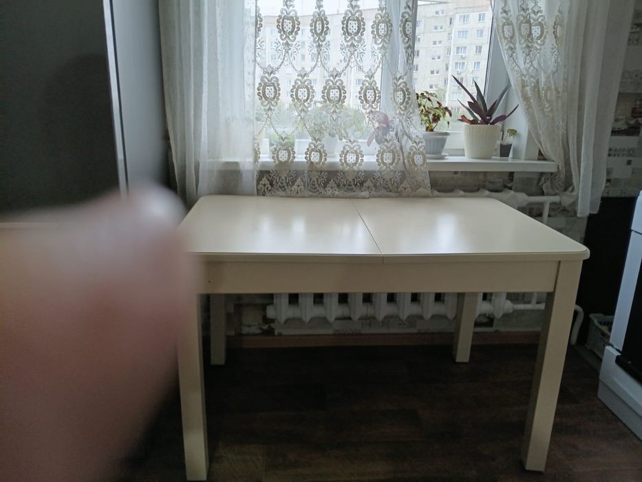 Кухонный стол.В отличном состоянии.