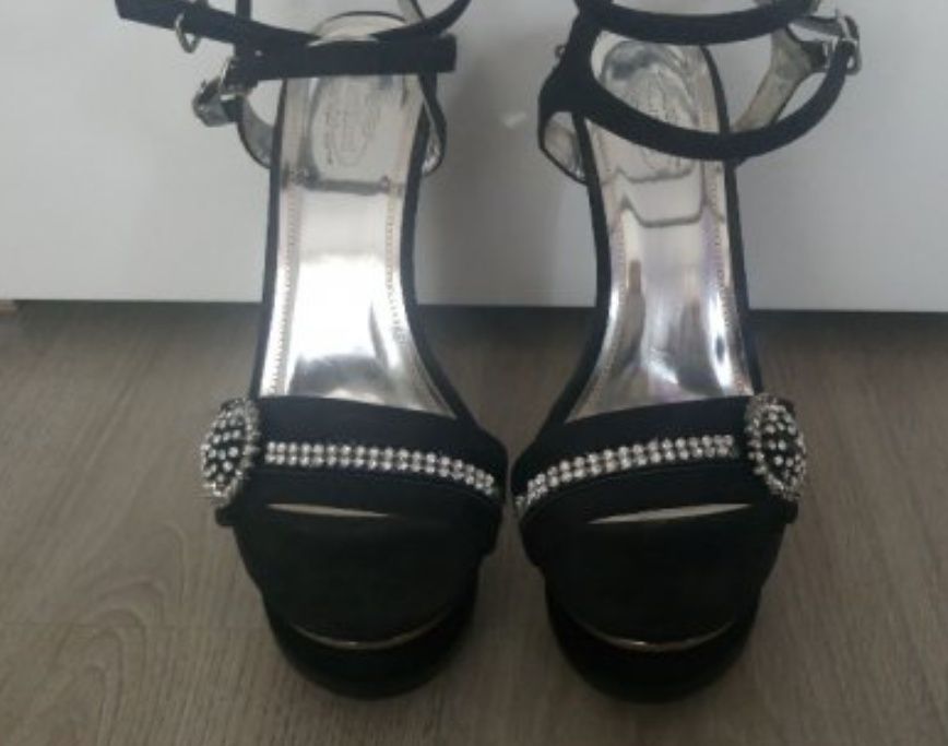 Сандали на висок ток