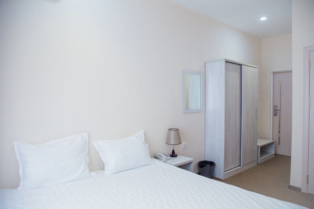 Bez zaks [Гостиница без загса] pasport yoki prava