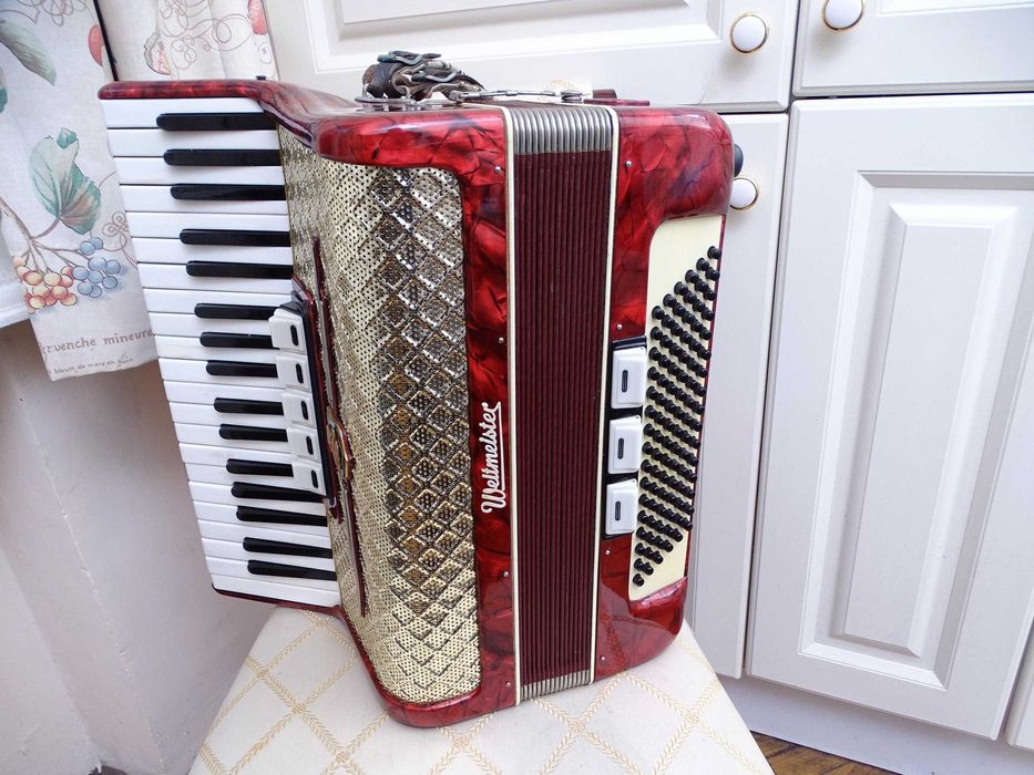 Стар акордеон Велтмайстер 96 баса